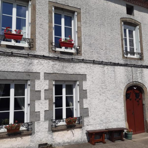 Number 22 - Le Dorat - Apartment 3 with garden & free parking